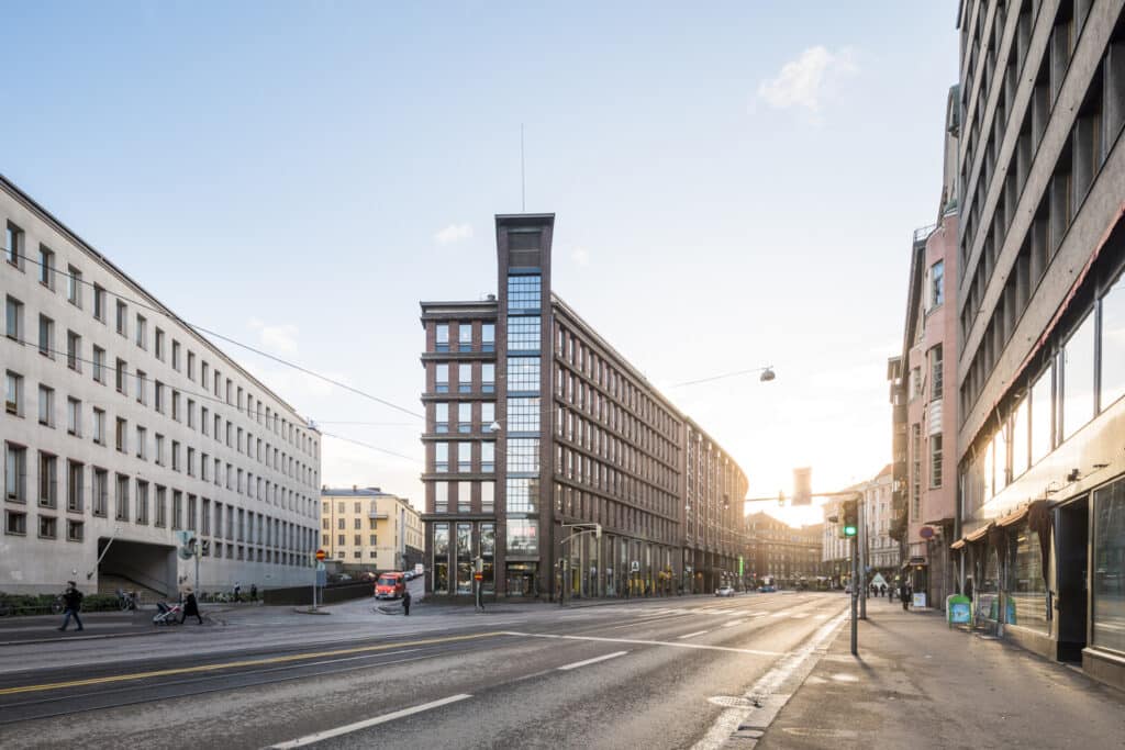 Helsingin Kaisaniemenkadun ja Unioninkadun risteys lähes autiona.